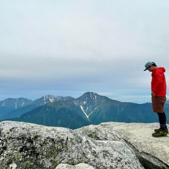 観音岳山頂、北岳と