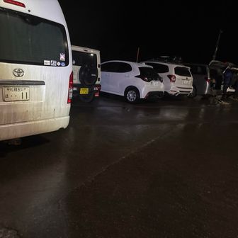 野塚トンネル駐車場には、車がいっぱいです。びっくりです。
周りには何もないので、ピリカヌプリか、逆方向の野塚岳を目指す人たちかと思われます。
そんなに人気なの？