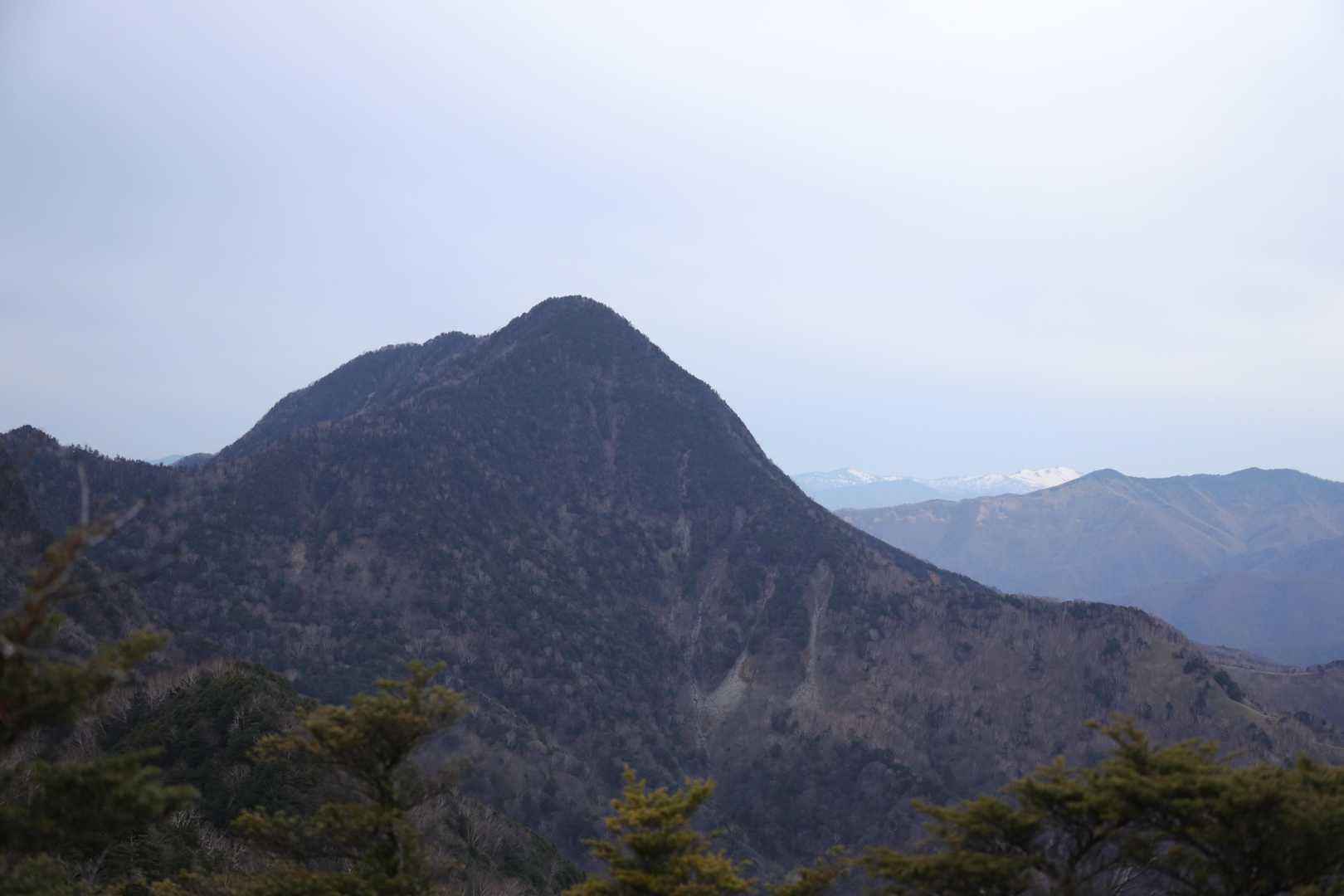 庚申山から少し先の
展望地　まだ皇海山は遠いです