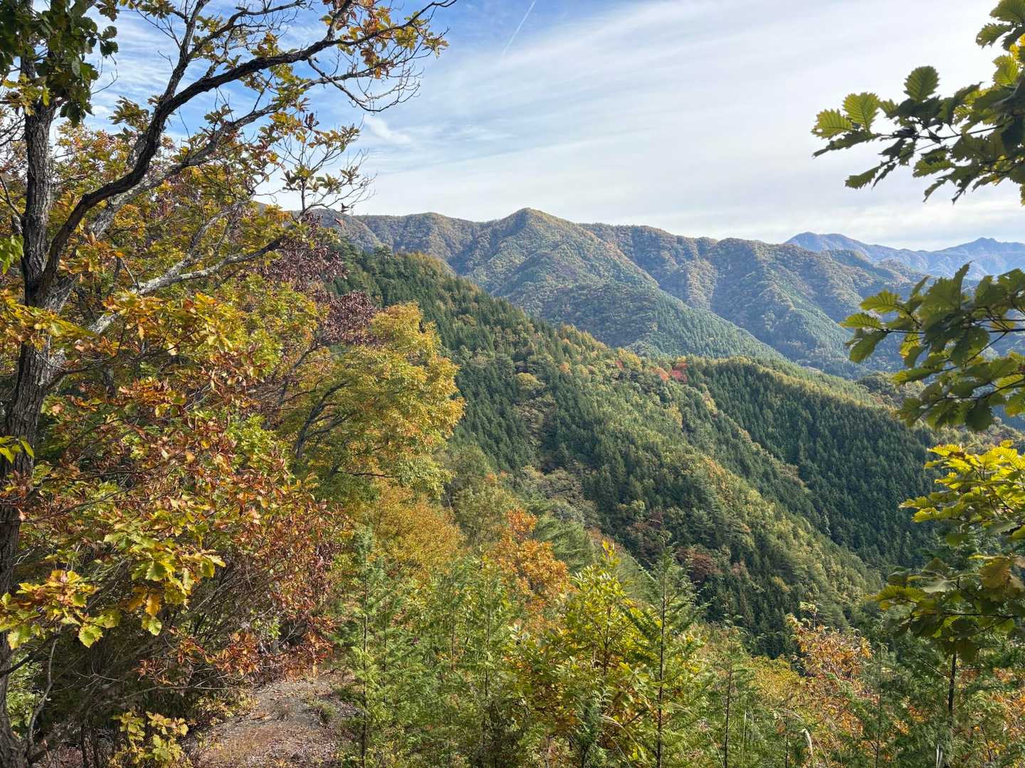 秋の山ってステキ
こうなんて言うか雰囲気とか良いと思う（語彙力）