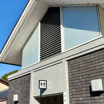 登山する前にトイレに行ってこょ〜
伏見稲荷大社鳥居近くに綺麗なトイレあるよ
トイレットペーパーあり🧻