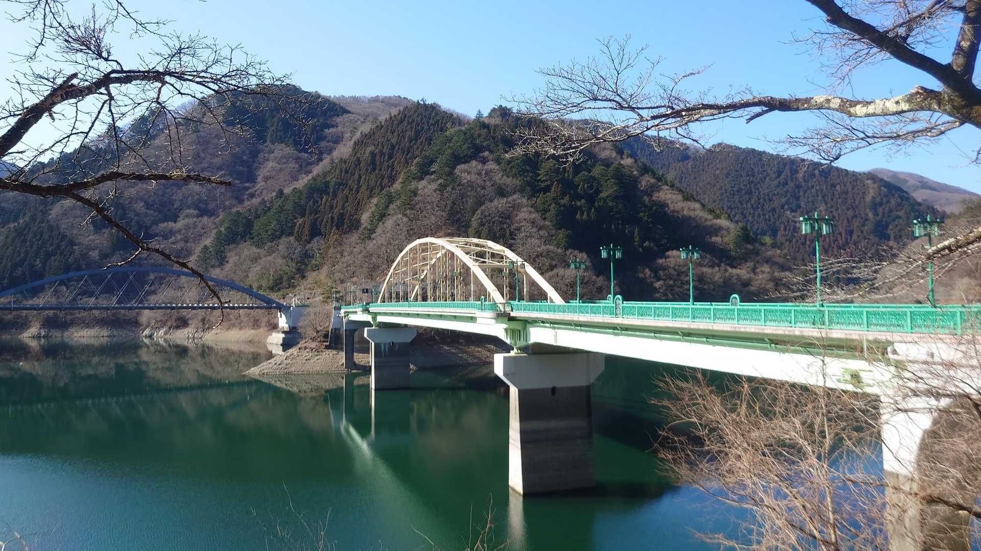 深山橋。ライトグリーンが綺麗ですね。