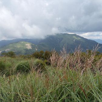 左手前がカヤハゲ
奥の雲に隠れがちなのが、ラストの三嶺⛰️