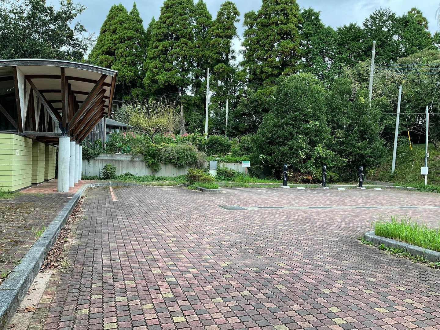 ハイ、第3駐車場🅿️
トイレあります（安心）
電気自動車充電設備3ヶ所あります😯