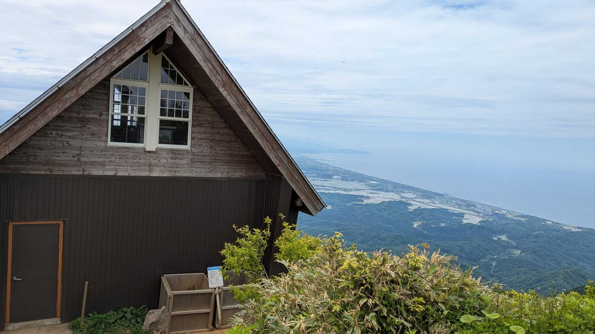 小屋の中からでてきたのは