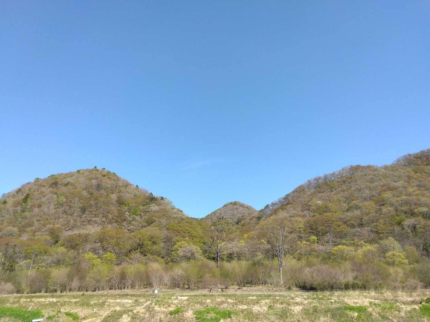 奥に遂倉山、右に鎌倉岳