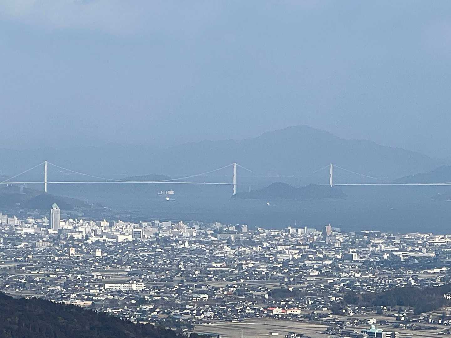 今治市街としまなみ海道
霞んだように見えてますが、瀬戸内海側は青空✨