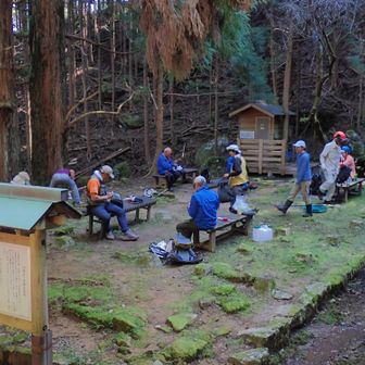 早めの昼食、のち作業しながら林道終点へ下り作業終了。
作業中、伊勢路歩きはブラジル2名1組、東京2名1組でした（共に南下）。