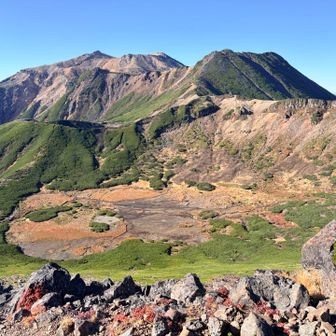 四ノ池
奥に昨日歩いた剣ヶ峰と摩利支天