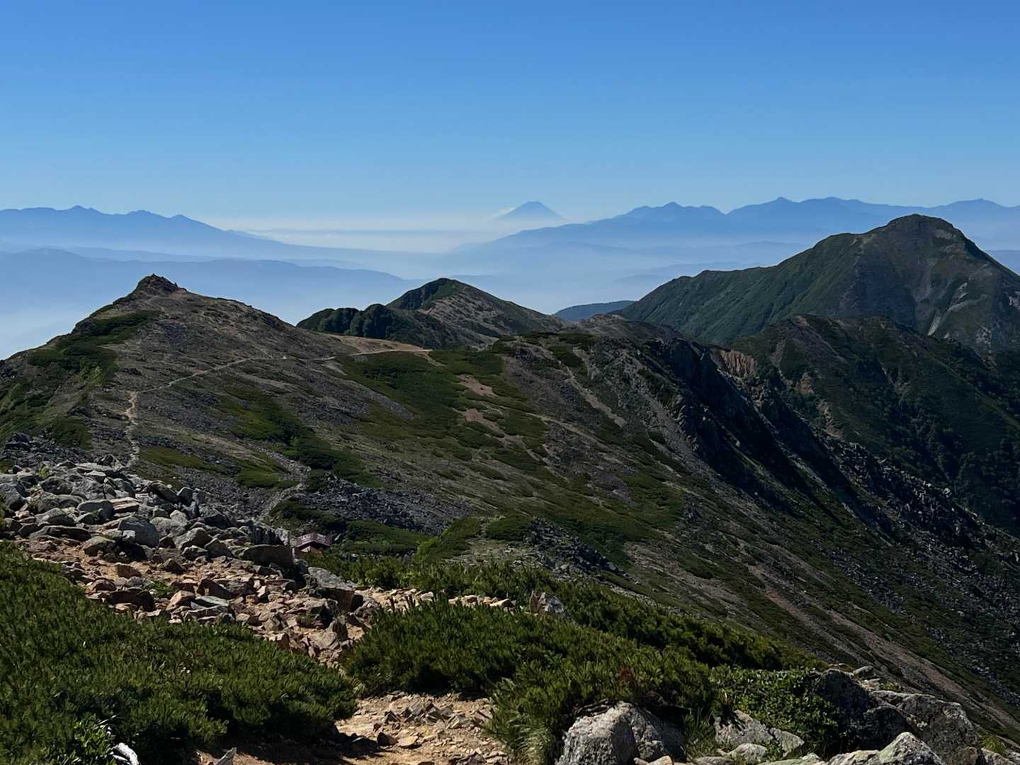 これから歩く尾根、富士山も見える