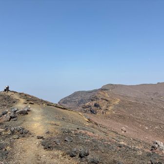 尾根に上がりました。(行ったことないけど)火星のような景色です。