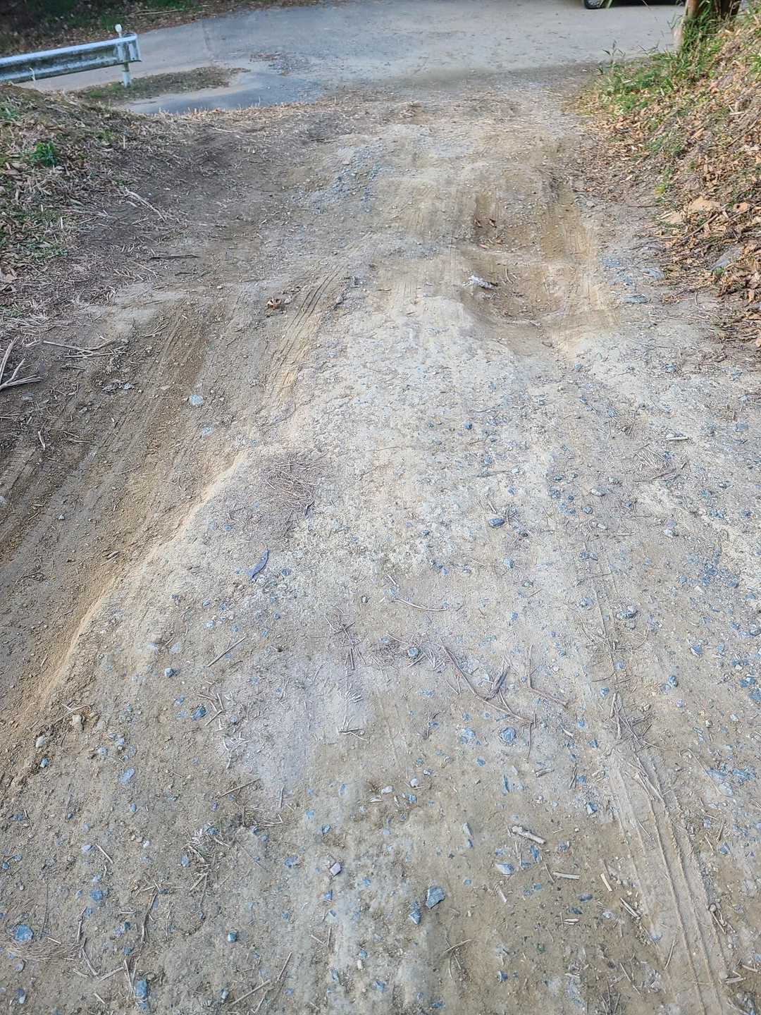 下山しましたが最大の難所が駐車場までのこの坂道。駐車場側から道路を撮影。以前に増して凸凹。もはや私の車では到底無理です😵