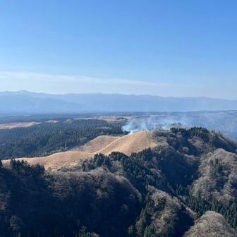 野焼きが始まってますなー。この辺りの下りで滑ってずっこけた