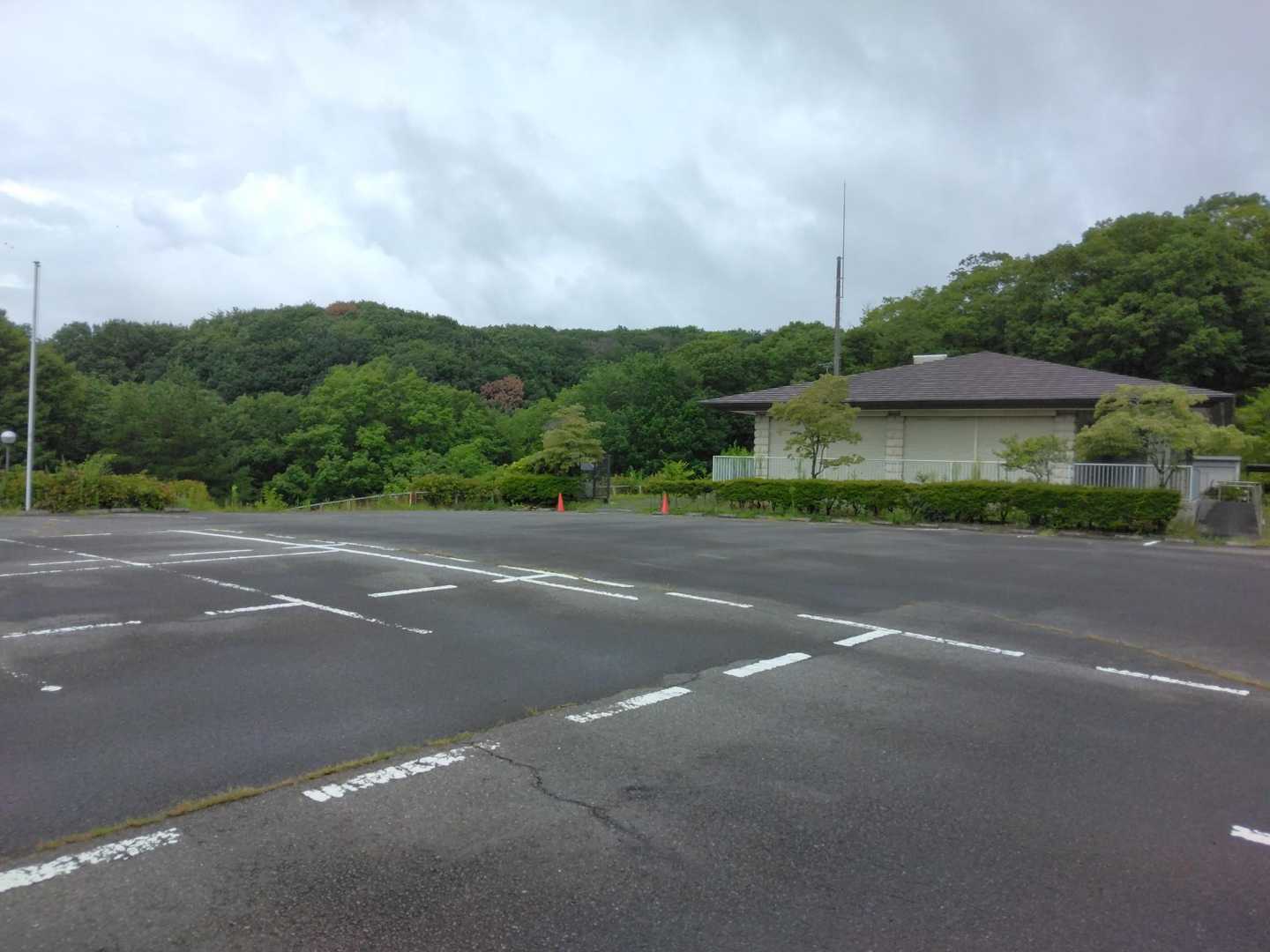 駐車場に戻ってきました
雨は止みました🌂
でも、誰もいません！
貸し切りの宇津峰山でした🥰

最後まで見ていただきありがとうございました🙇‍♀