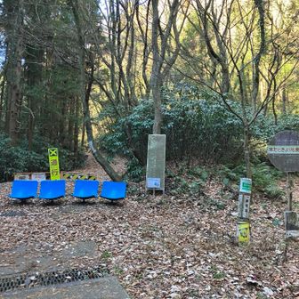 看板どおり、右に進みます。ここより手前にあるショートカットコースは完全に見落としてました