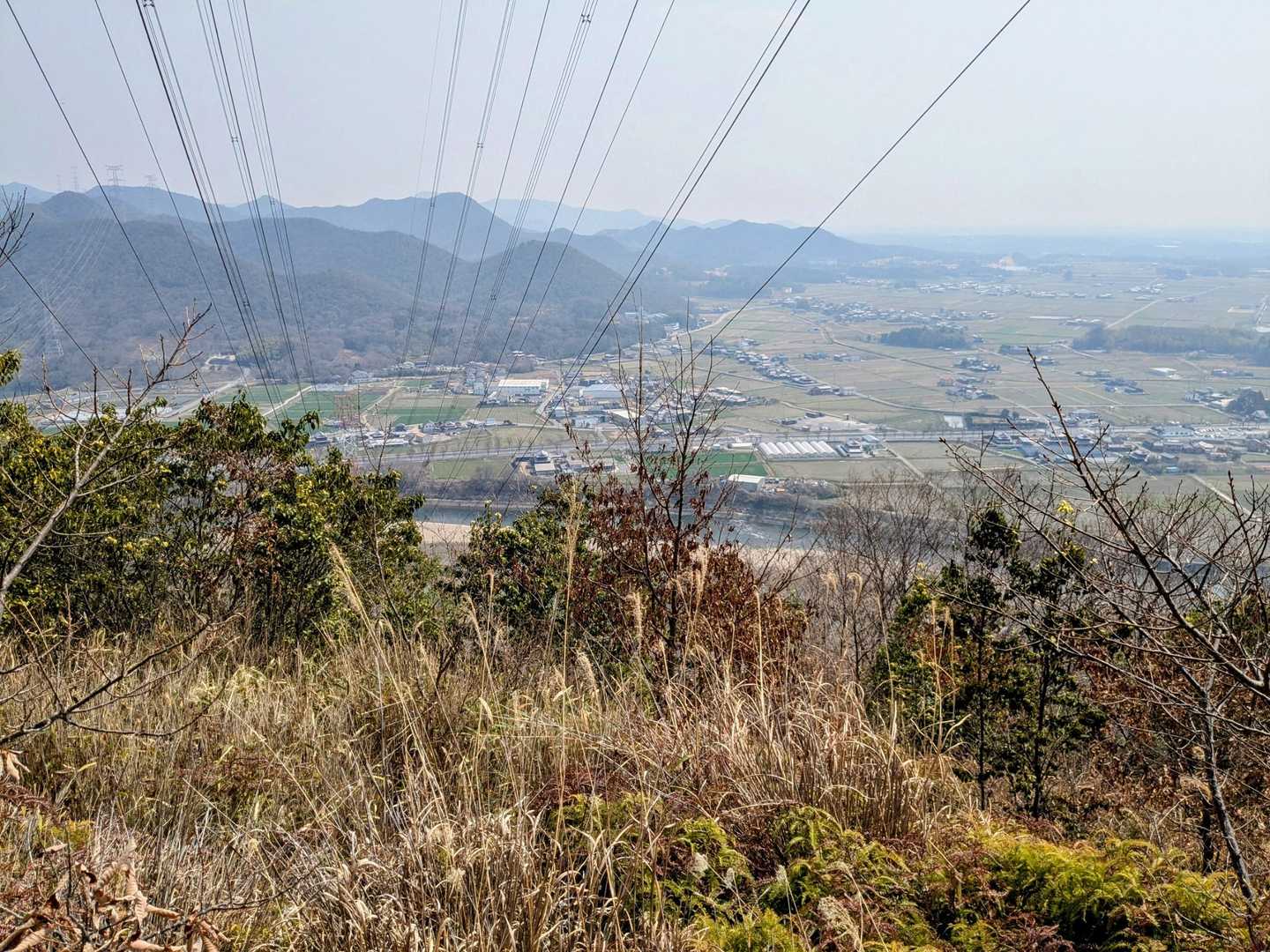 西脇市と加東市の境界、播磨平野の北限に位置する。