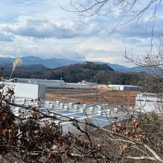 工業団地の際を歩いて、振り返り柏木山。皆さん働いてました。