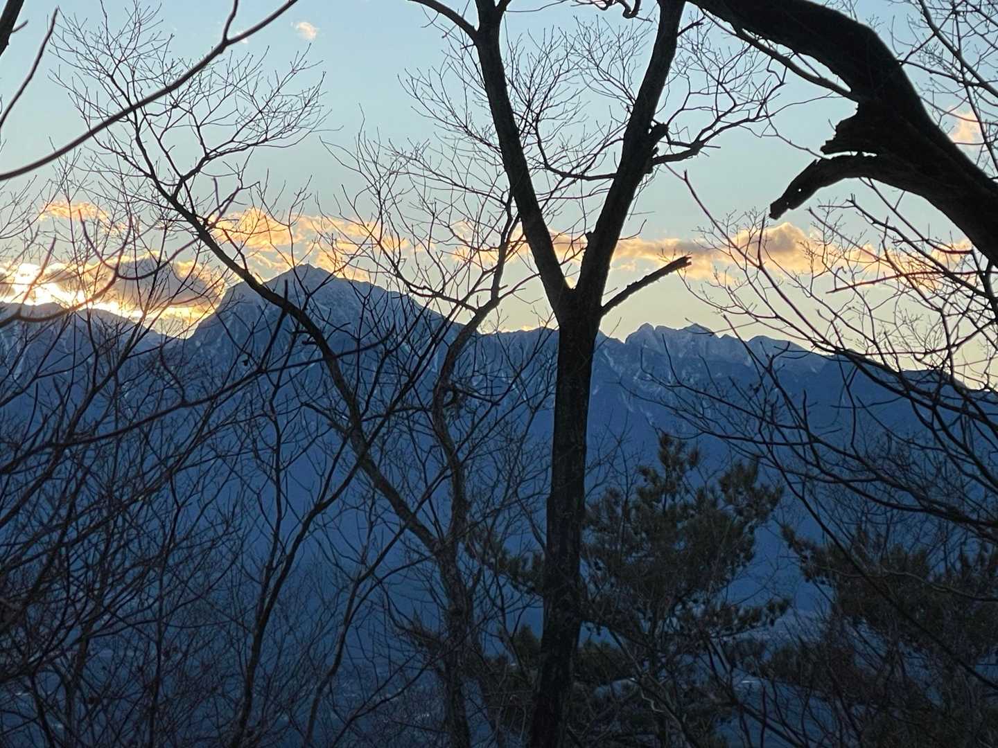 甲斐駒とアサヨ峰の辺りに日が落ちる〜