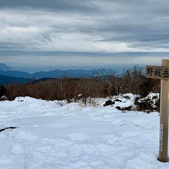 やっぱり雪少ない❄️野坂岳の看板が雪の中〜じゃない🥲暖