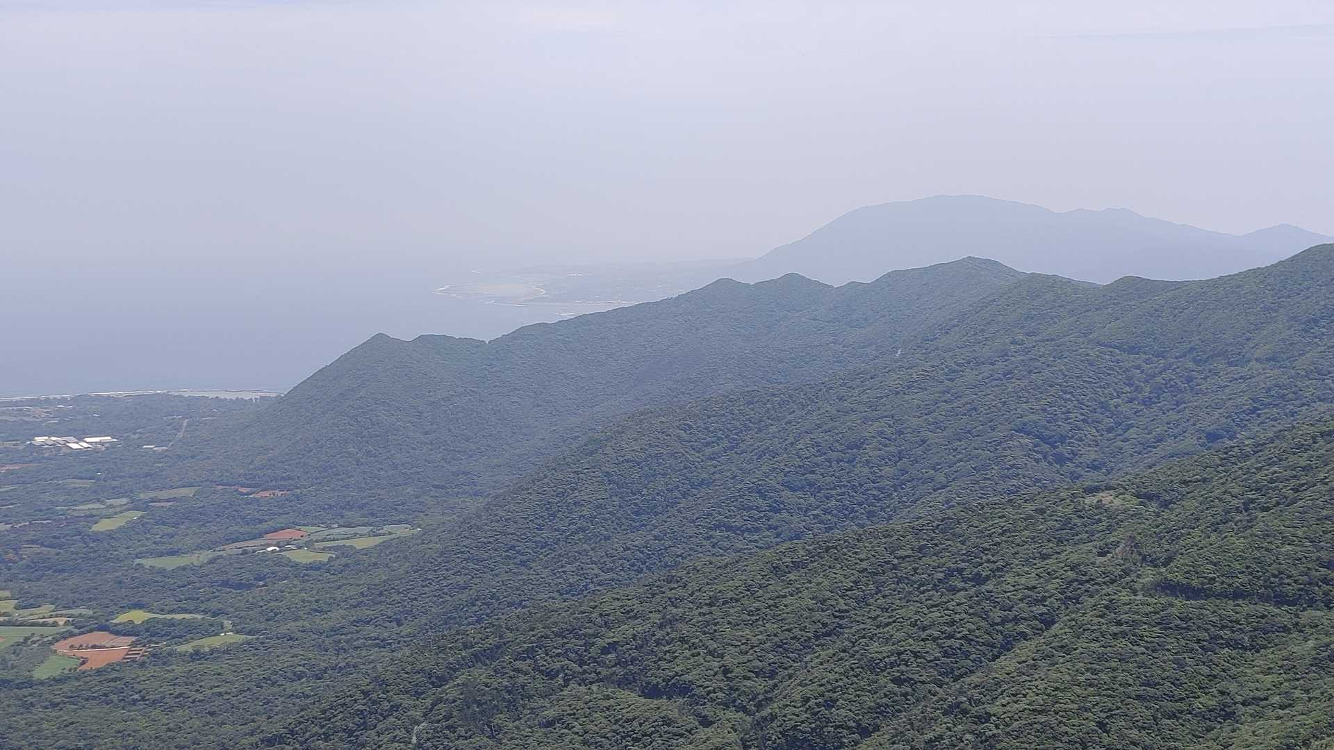 徳之島最高峰の井之川岳方面を望みます。