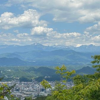 高山市と
北アルプスの峰々近い
槍や笠ヶ岳

その辺はなかなか行けんけど
せめて今年の夏はあの辺ぐらいまでは行きたい(どこ？)