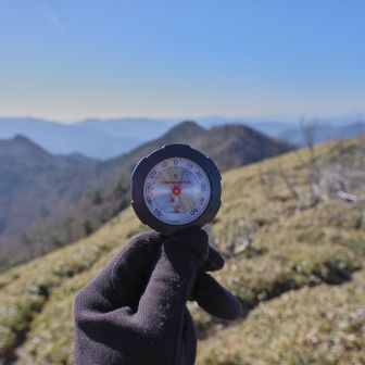 山頂気温8℃、この時期にしては温かいと思う。
下山開始
実は自撮り写真と動画撮ったりしてて1時間ほど山頂にいた