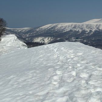 右を向くと横長根方面
今日は秋駒方面へ行った方がいました。
ここから長いですよね〜😅