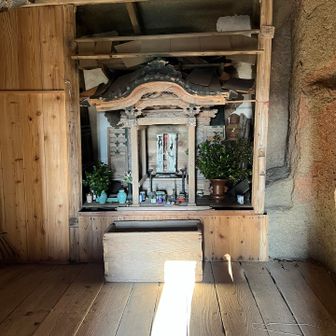 さっきの御堂の扉をソロリと開けて中に入ってみる