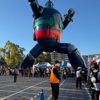 エイドで、多くの人達が休息中
補給後、直ちに出発