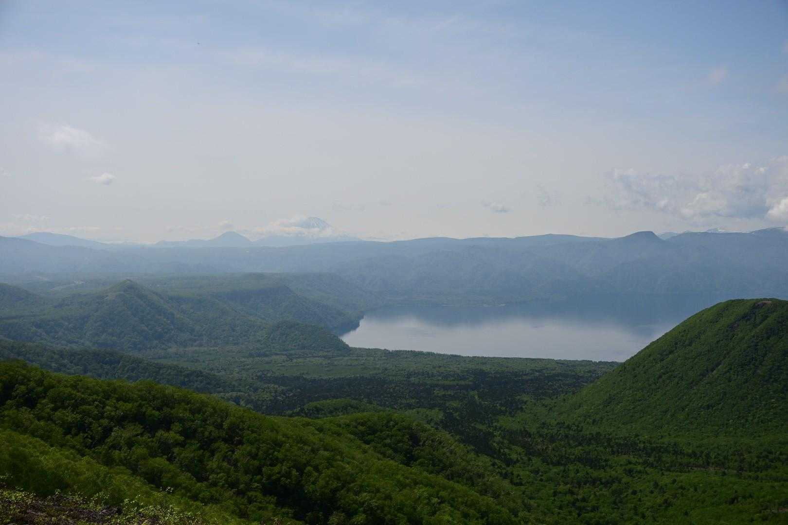 支笏湖と奥には羊蹄山がうっすらと
