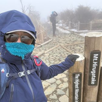 もお記念撮影どころではないけど一応
誰？
誰が誰だか全然わからない山頂