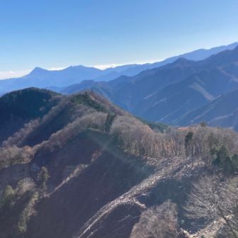 これから行く尾根、遠くに武甲山