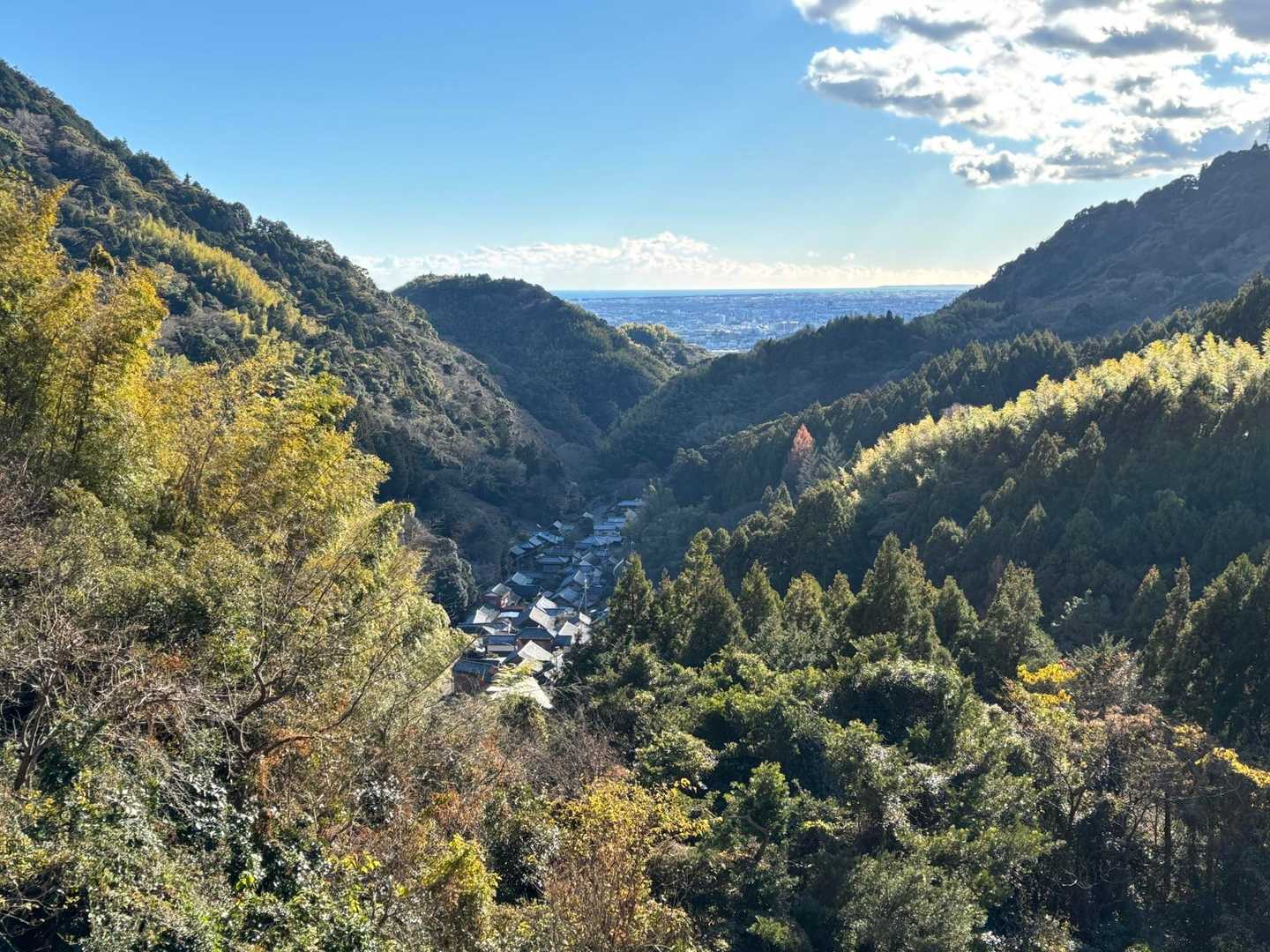下山途中に教えてもらった展望ポイント
歩いて来た花沢の集落と
向こうの駿河湾まで見渡せました