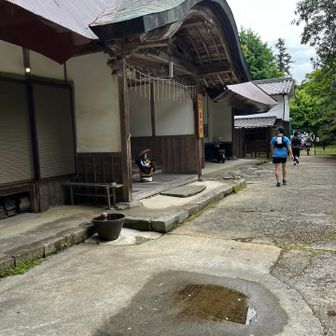 高代寺の門前の前を過ぎると何やら人だかりが