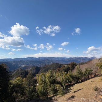 平九郎茶屋テラスより。右端がたぶん武甲山。