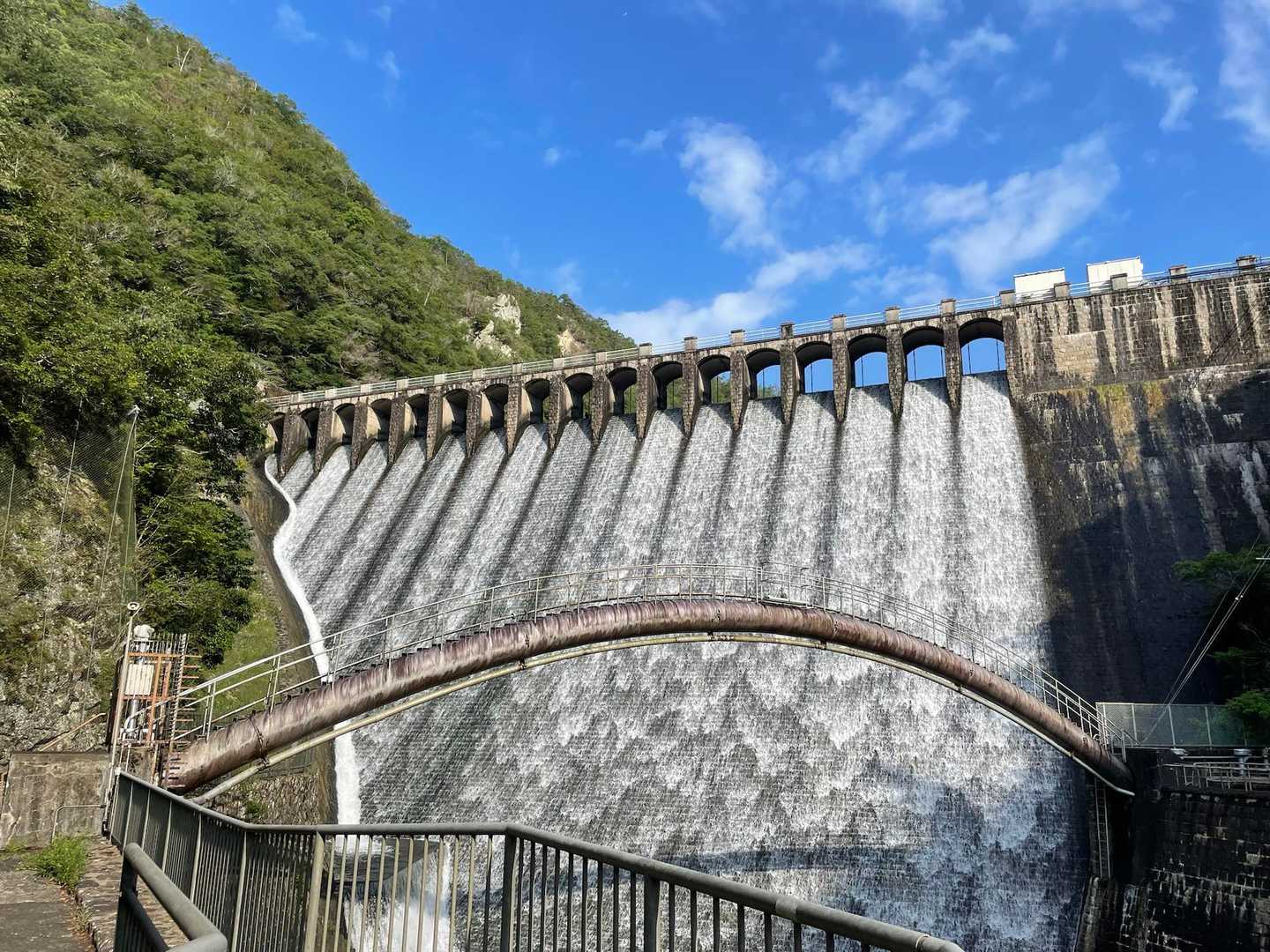レポでは放流してなかったダムが、今回は放流されてて大迫力😍