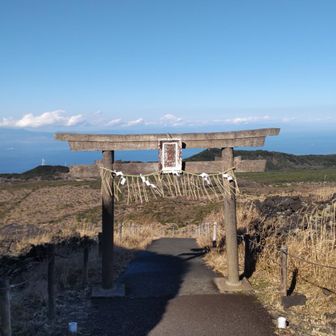 三原神社鳥居の上に富士山
