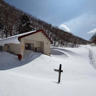 裏側に降りました
避難小屋、雪凄くて入れません