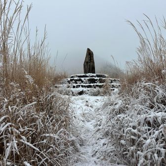 展望台の石碑が見えて来ました
