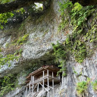投入堂が見えてきた。どうやって建てたんだ。
