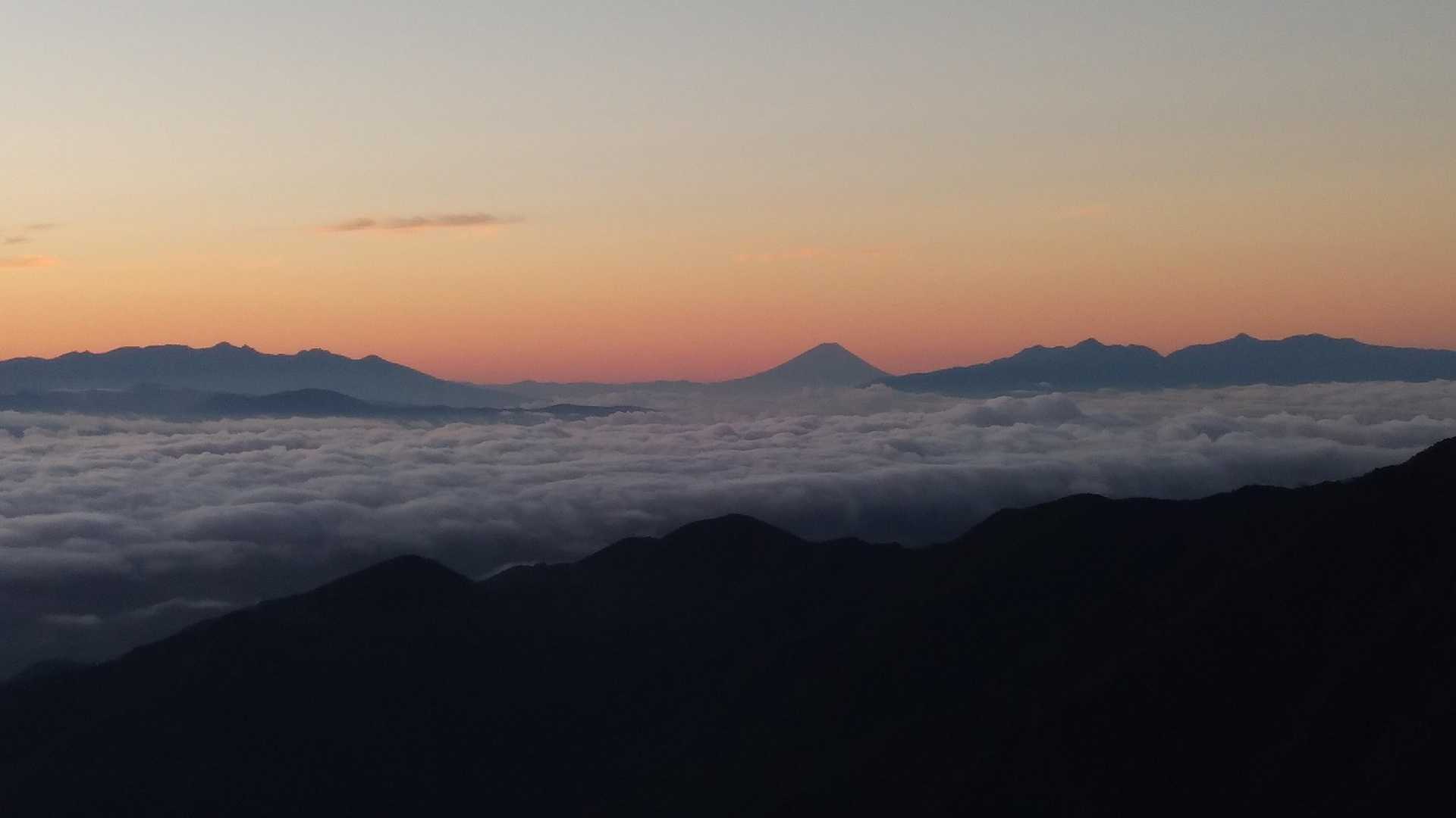 合戦ノ頭からの
富士山　八ヶ岳　南アルプス
雲海が広がっています✨