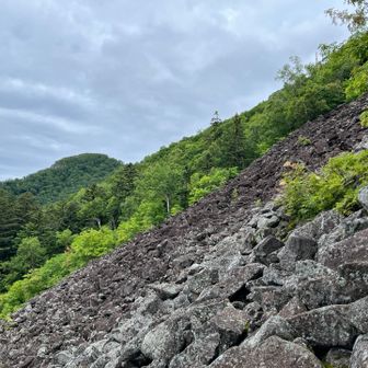 岩場を登るけど、雨で濡れていて滑る滑る