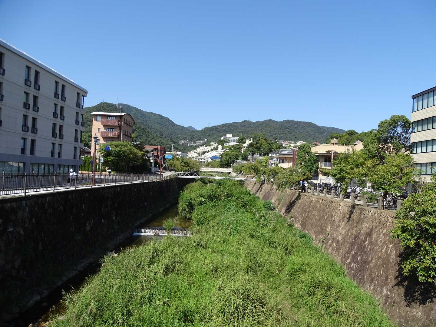 阪急芦屋川駅から真っ直ぐ上がって来ます。