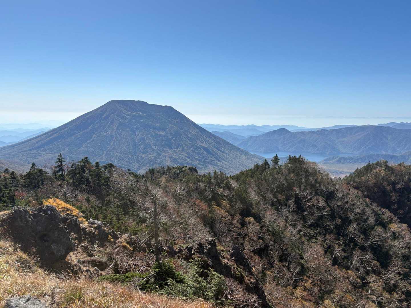 　太郎山からの眺望は、小太郎山からの眺望とあまり変わりませんでした。男体山と中禅寺湖もよく見えます
