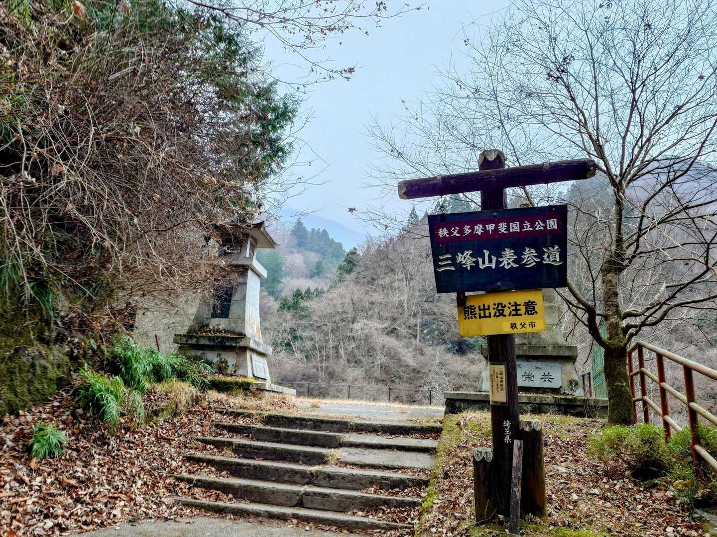 ここは元々は観光用ケーブルカーの駅のあった場所！この先からは本格的に登山道に！