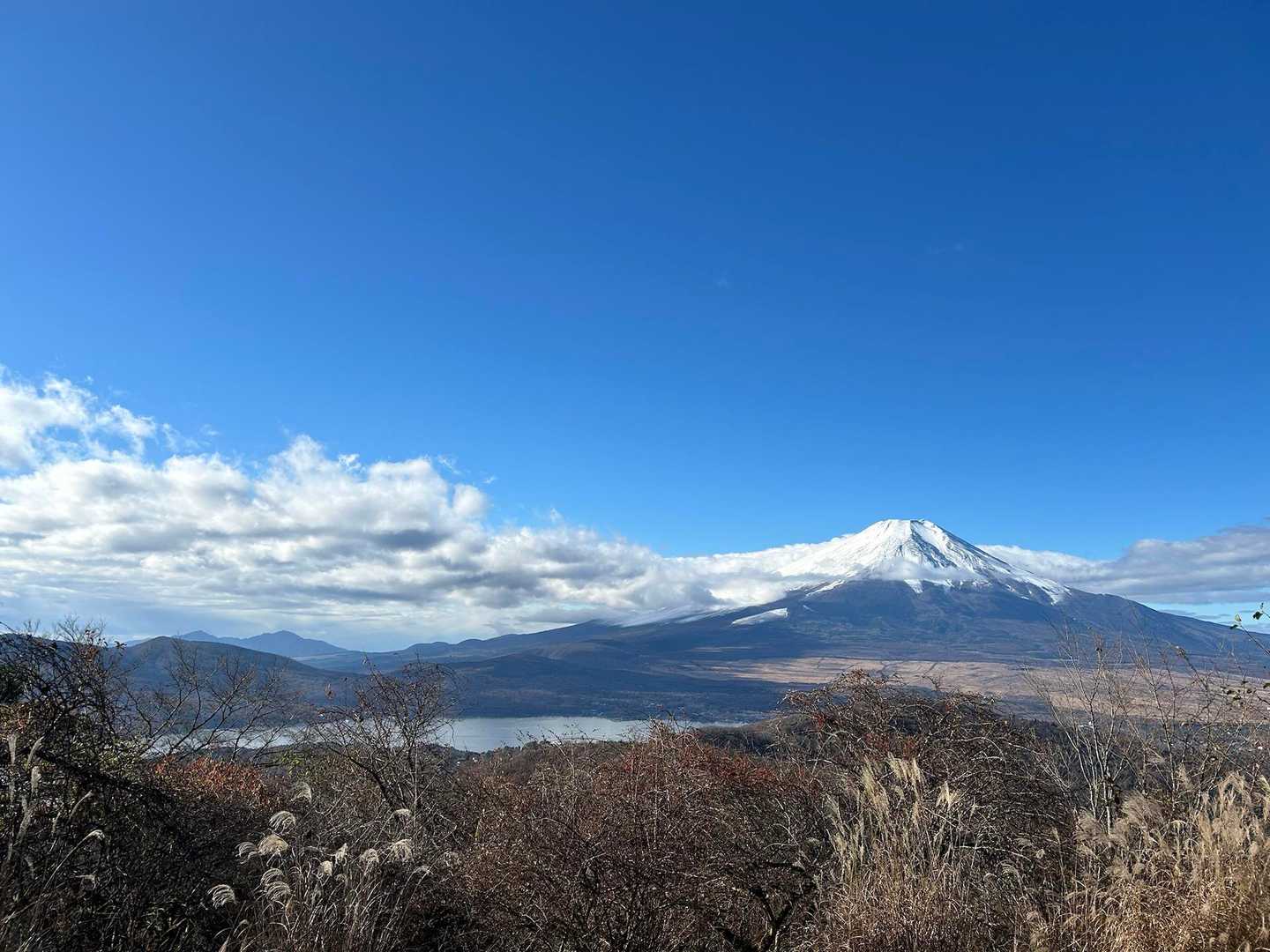 石割山 | 割れた巨岩を御神体とするパワースポットから、間近に富士山を望む稜線への写真