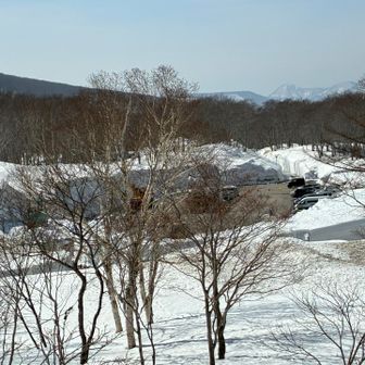 これからオープンするのに準備で忙しそう。この駐車場もトイレもまだオープンしてませんでした。駐車している車は工事関係者と思われる。
