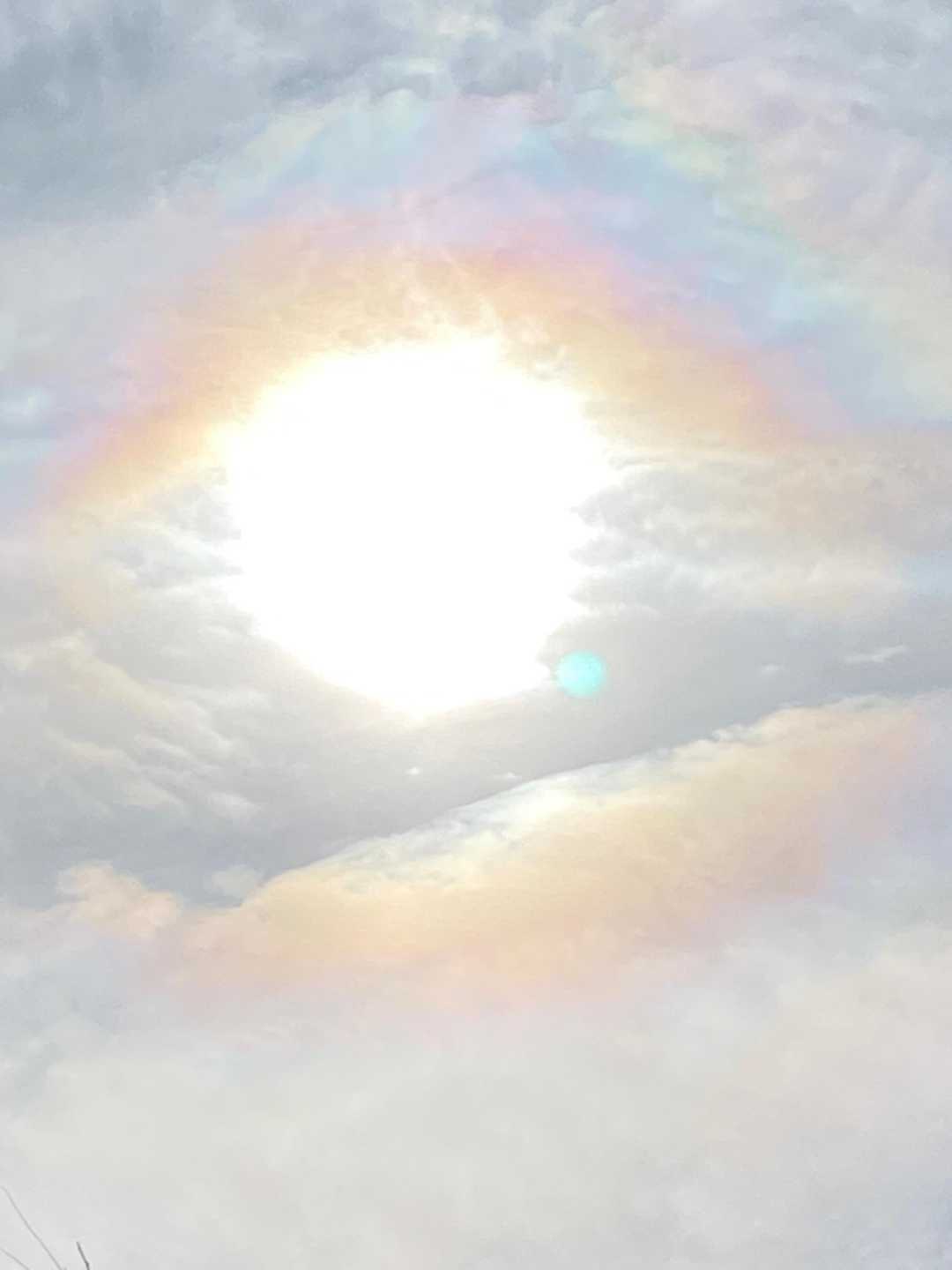 太陽の目✨👁✨彩雲がキレイ✨