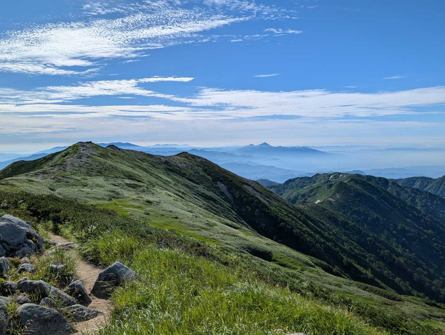 奥には大朝日岳鳥海山まで見えるそうです