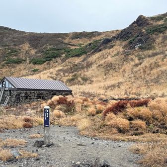 不動平避難小屋で小岳の住人さんやレジェンドさん達と挨拶をかわし